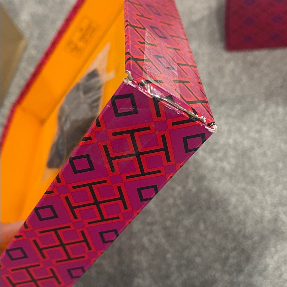 Tory Burch Cream and Black Sneakers(box is  little broken ) - Picture 16 of 16